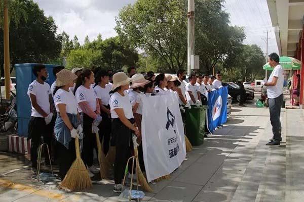 圖為富民公司董事長巴桑頓珠正在進行動員講話。.jpg