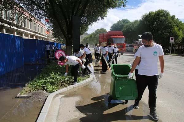 圖為員工們正在清理道路兩側(cè)的垃圾,。.jpg