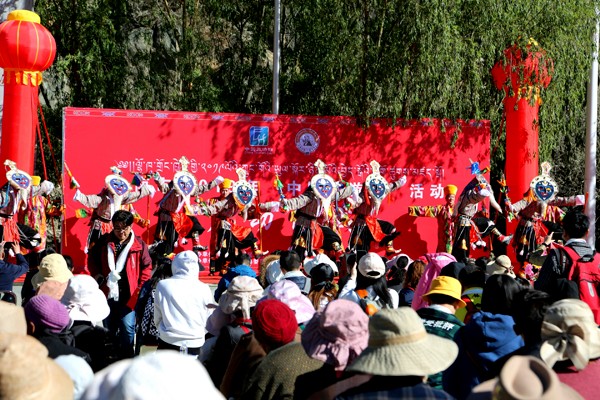 啟動儀式現(xiàn)場瓊結(jié)縣民間藝術(shù)團(tuán)正在表演朗瑪《吉祥祝福》1.jpg
