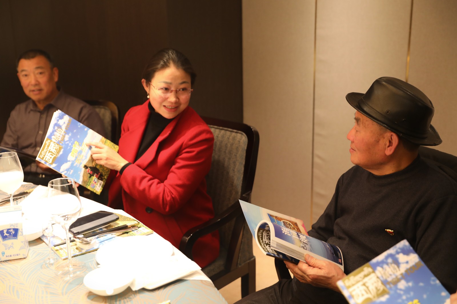 圖為：縣委副書記,、人大黨組書記、主任秦梅鴦宗代表縣委,、政府向老領(lǐng)導(dǎo)匯報(bào)工作,。.jpg