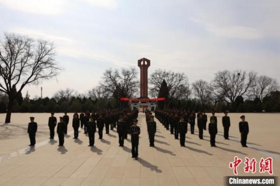 武警官兵緬懷先烈：清明寄哀思砥礪強(qiáng)軍路